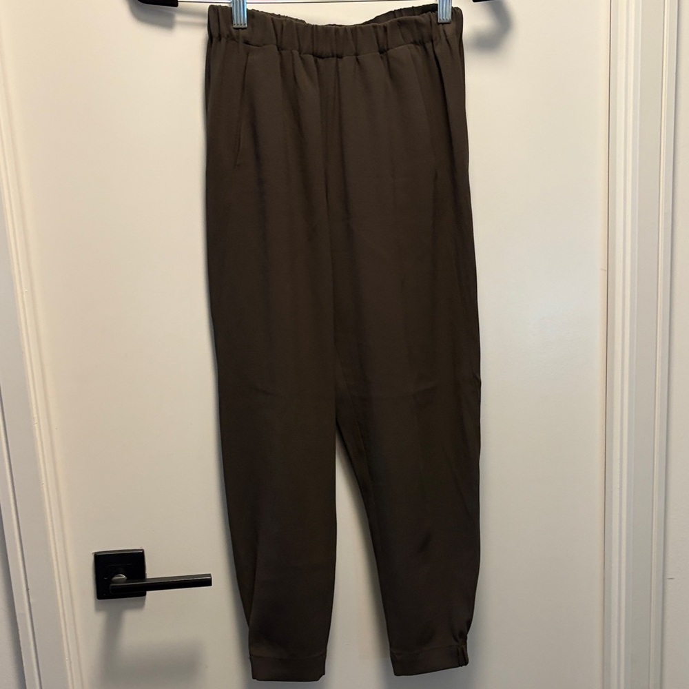 Babaton Dark green Elastic-Waist Jogger Pants with 2 pocket in front.